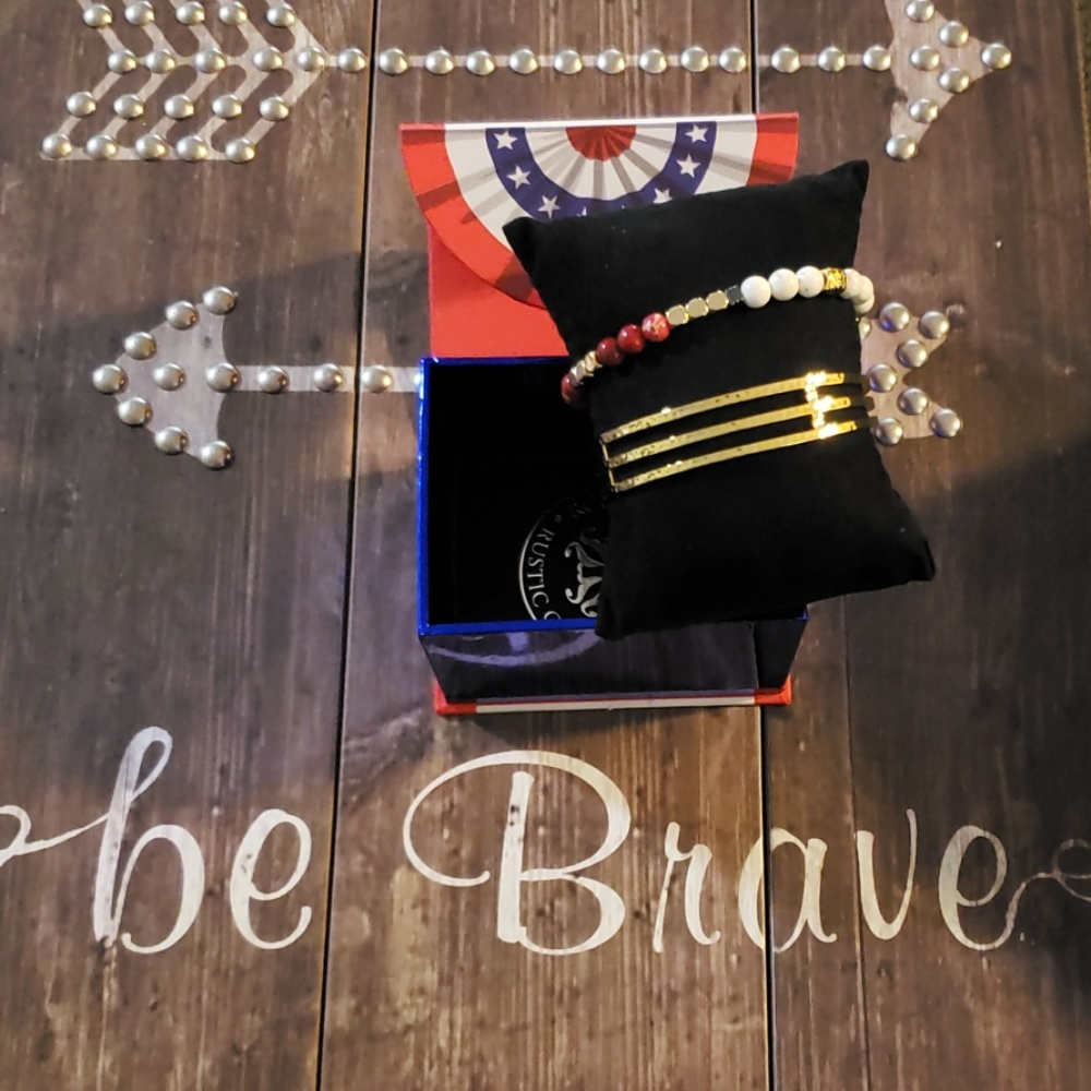 Patriotic Cuff Set In Box - Picture 4 of 4